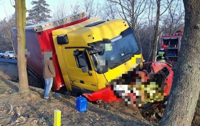 Śmiertelny wypadek koło Legnicy. Kierowca i pasażer Audi zginęli na miejscu