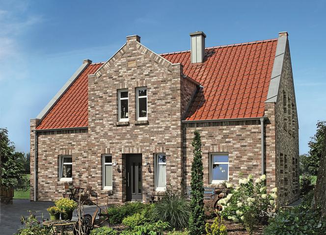 Dach dwuspadowy pokryty dachówką ceramiczną