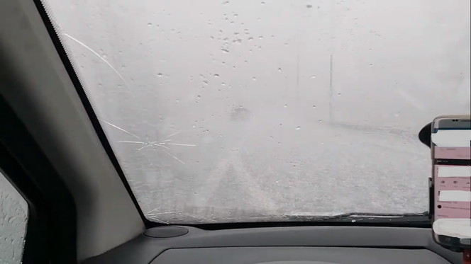 Gradobicie pod Bochnią. Popękane szyby, samochody stanęły na drodze
