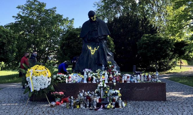 W Toruniu wandale zdewastowali pomnik Jana Pawła II