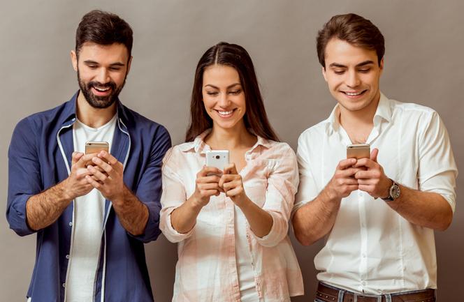 Smartfon młodzi ludzie biznes