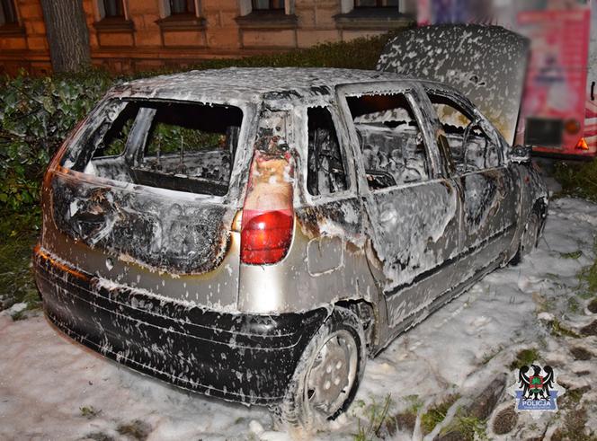 Wrzucił do samochodu podpałkę do grilla i podpalił