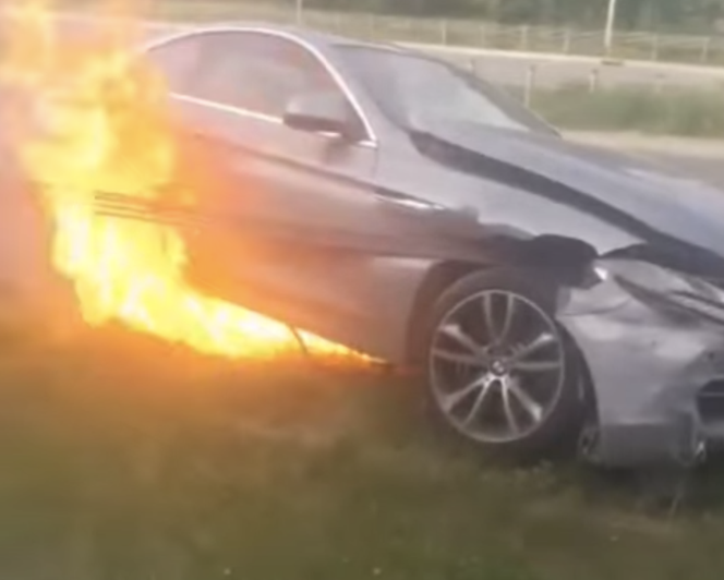 Pożar BMW podczas wciągania na lawetę