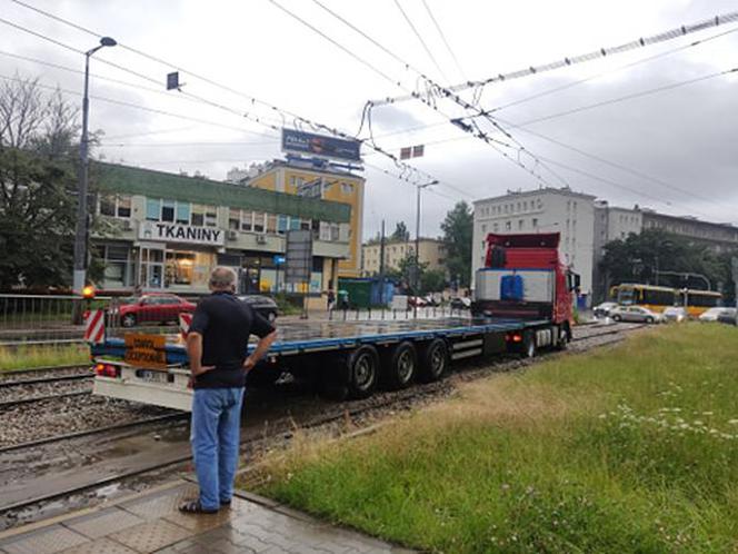 Ciężarówka na torach na Woli