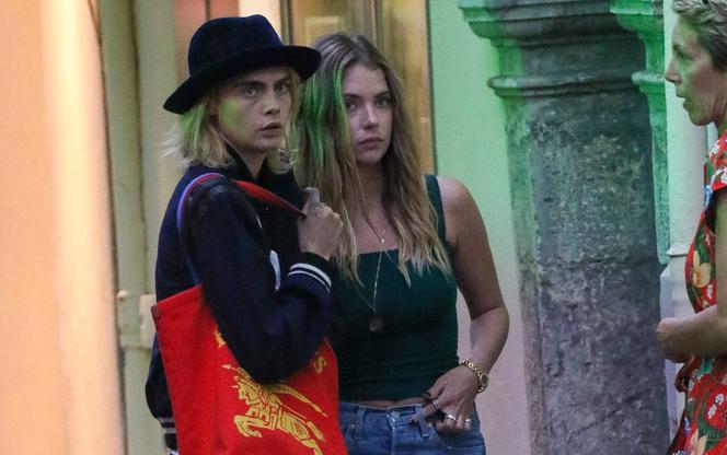 Cara Delevingne i Ashley Benson w Saint-Tropez