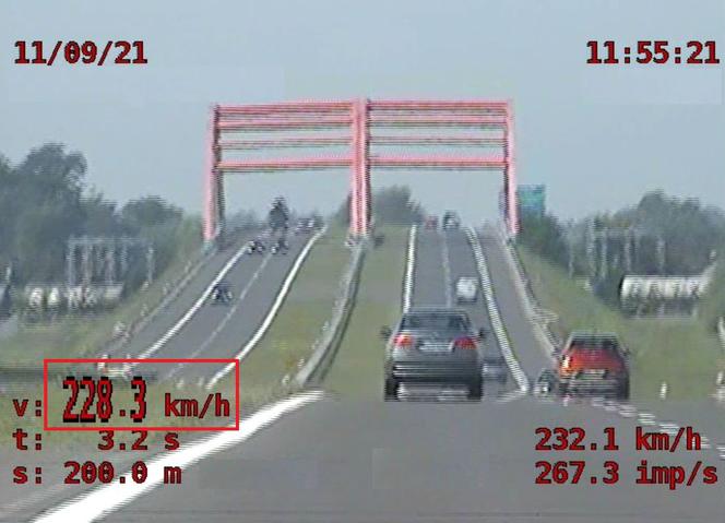19-latek pędził BMW po autostradzie A4. Szokujące tłumaczenie! Ta prędkosć zwala z nóg