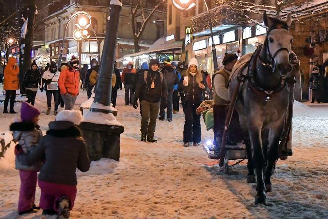 Górale są już ODPORNI na koronawirusa? Zakażali się masowo latem na weselach