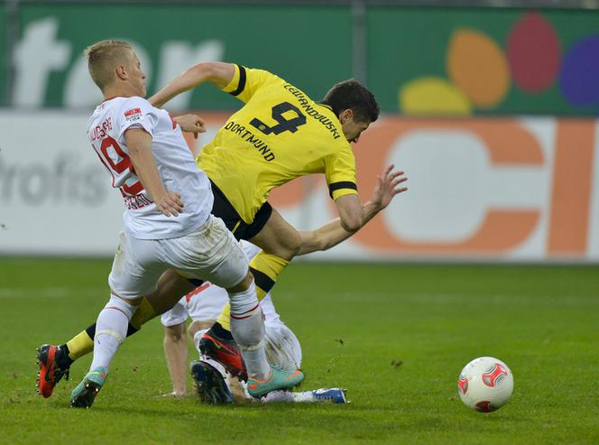 Mattias Ostrzołek Augsburg i Robert Lewandowski Borussia Dormund