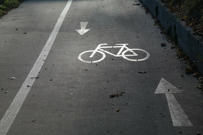 Przedziwny wypadek w Toruniu. Rowerzysta wjechał w niewidoczną taśmę. Prokuratura oskarża 44-latka