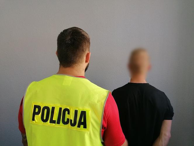 Uderzył nastolatka z głowy i bezczelnie OKRADŁ. Zatrzymano RECYDYWISTĘ z Wrześni