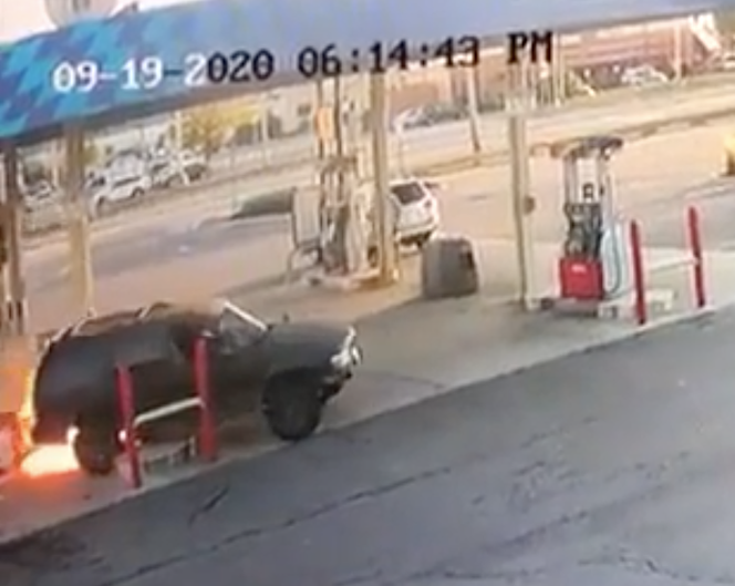 Wjechał w dystrybutor paliwa i uciekł