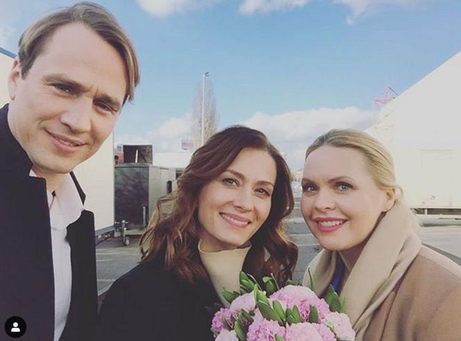 Przyjaciółki 15 sezon. Anka (Magdalena Stużyńska), Zuza (Anita Sokołowska), Maks (Mateusz Janicki)