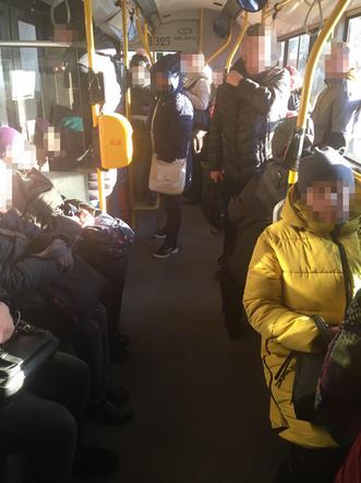 Prezydent kisi pasażerów w autobusach w czasie pandemii