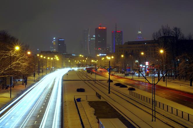 W Warszawie WYŁĄCZĄ uliczne oświetlenie. Będzie ciemno jak w Krakowie na wiosnę