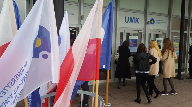 Uniwersytet Mikołaja Kopernika w Toruniu - wejście do auli