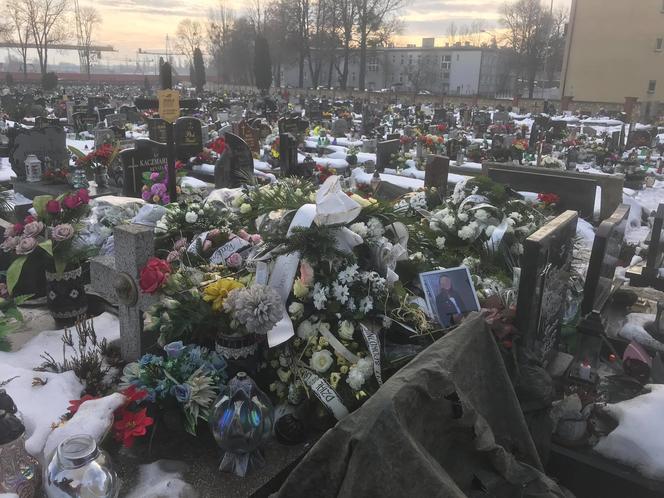 Grób 13-letniej Patrycji tonie w kwiatach. Przyjaciele przynieśli białe róże