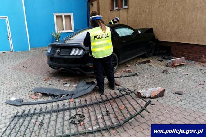 Ford Mustang potrącił opiekunkę pchającą wózek bliźniętami w Szczytnie