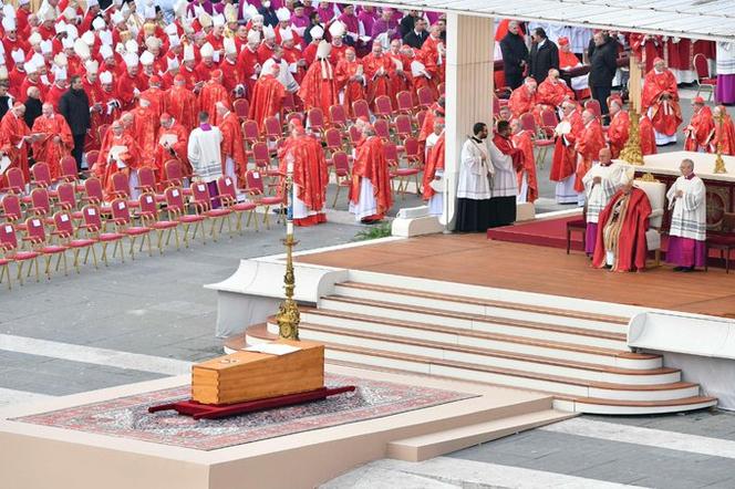 Franciszek Na Mszy W Pogrzebowej Papie A Seniora Benedykcie Niech