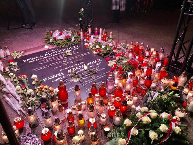 Mieszkańcy Gdańska składają kwiaty.