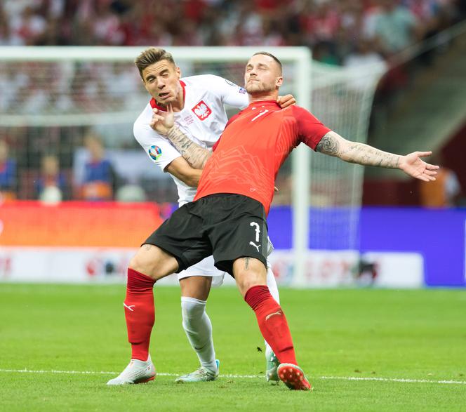 Marko Arnautović (tu w walce z Janem Bednarkiem) w eliminacjach zdobył 6 bramek, miał też 2 asysty.
