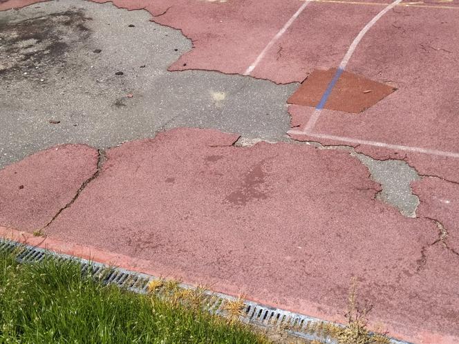 Stare obiekty sportowe przy Szkole Podstawowej nr 12 są już zniszczone. Teraz powstanie tam m. in. nowa bieżnia