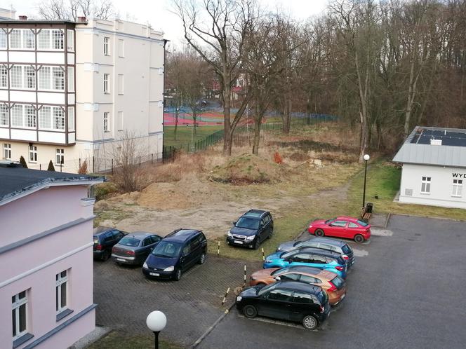 Sporny grunt znajduje się między Gminną Szkołą Muzyczną a Wydziałem Komunikacji Starostwa Powiatowego