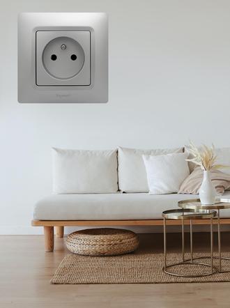Gniazdo zasilające z serii Niloe Selection w kolorze aluminium