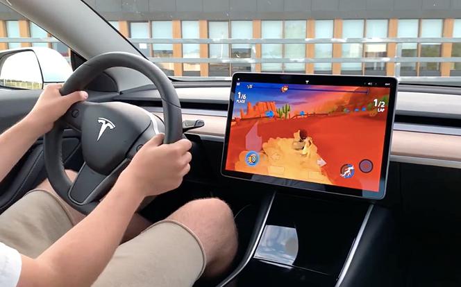 Gra wideo w Tesli Model 3