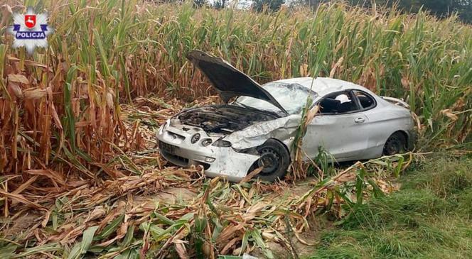 Hyundai Coupe dachował w kukurydzy