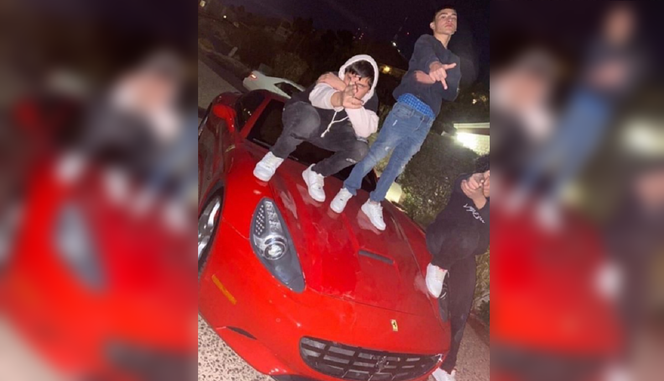 Młodzi gangsterzy pozowali do zdjęcia na masce Ferrari. Właściciel oszacował straty na ponad 20 tys. złotych