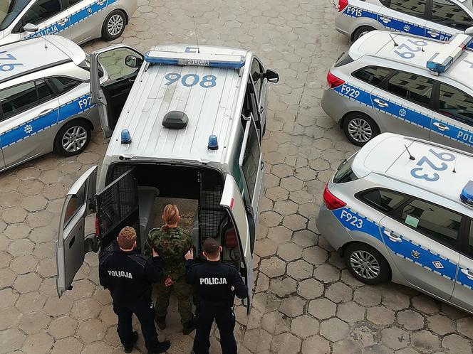 Łódzkie: Napadł na nich W LESIE Z BAGNETEM w ręku. Grozi mu nawet 15 lat ZA KRATKAMI