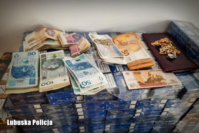 Akcja policji w mieszkaniu w Gorzowie. Zatrzymany ukrywał mnóstwo skarbów