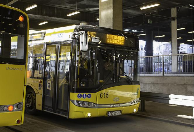 Przyciski do otwierania drzwi w autobusach i tramwajach będą wyłączone. ZTM podjął decyzję. Powodem koronawirus