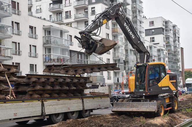 W Toruniu trwa modernizacja torowisk. Zaglądamy na plac budowy