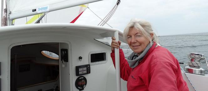 Joanna Pajkowska w kokpicie jachtu Fanfan!