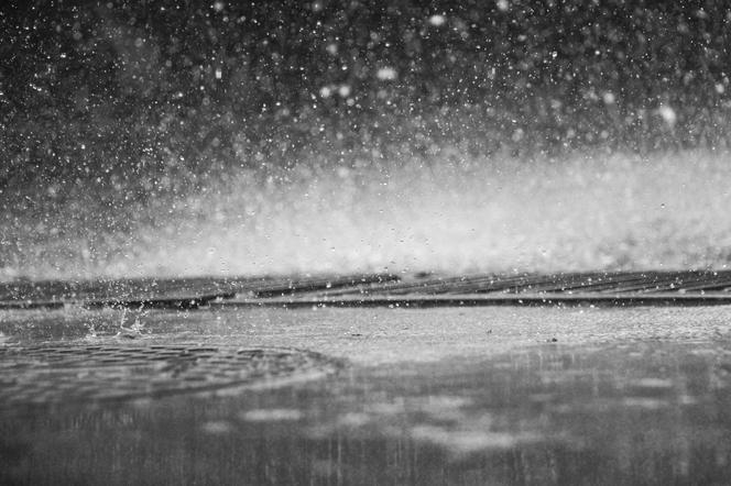 Szok! Leżał w deszczu na ulicy i miał 4 promile. Gdy zmierzyli mu temperaturę, oniemieli