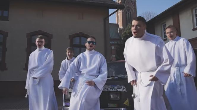 Ministranci śpiewają Ona by tak chciała służyć ze mną