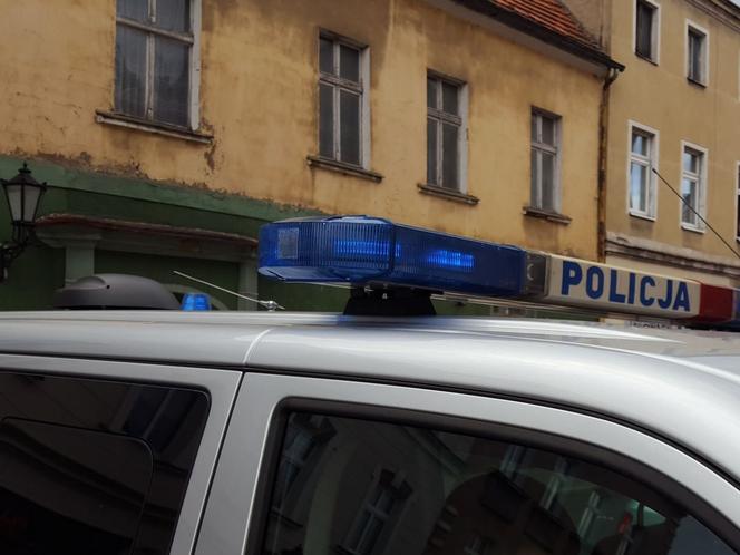 Dwoje policjantów z Rawicza trafiło do szpitala. Bo zwrócili uwagę na brak maseczek