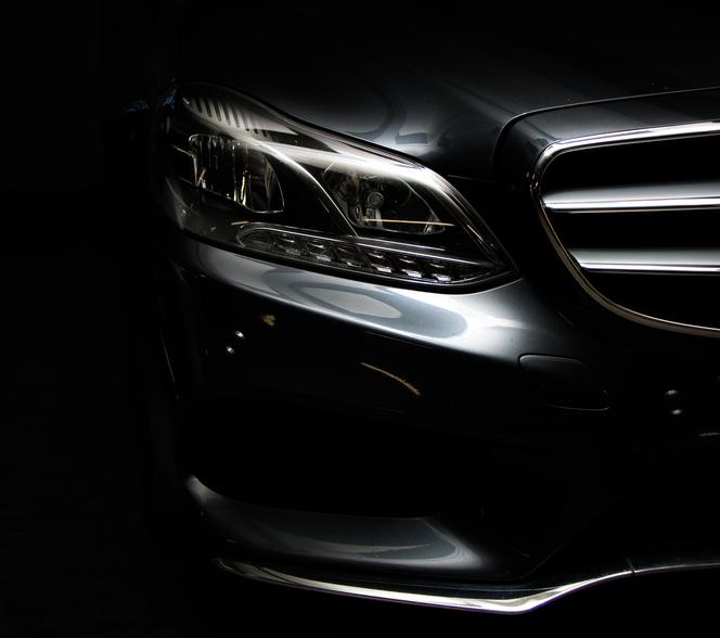 Śląskie. Wjechała mercedesem w płot