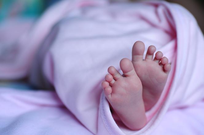 Poniatowa: ZOSTAWIŁA NIEMOWLĘ przed blokiem i… zniknęła. 29-letnia matka była pijana