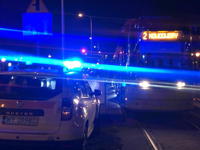 Zakrwawiony mężczyzna w tramwaju