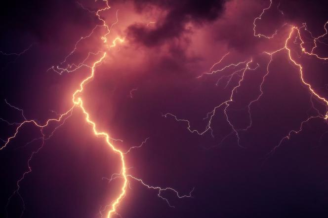 Gwałtowne ZAŁAMANIE POGODY! Burze, grad, wiatr do 100 km/h. Synoptycy OSTRZEGAJĄ!