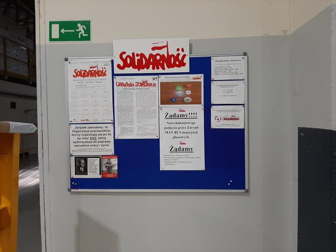 Nadal nie ma porozumienia płacowego w starachowickim MAN-ie. Dziś oplakatowali zakład