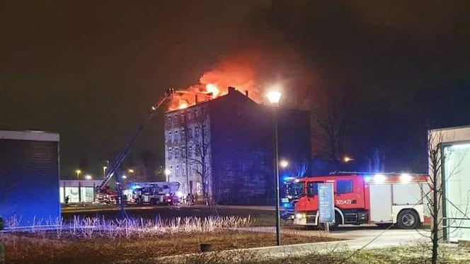 płonie kamienica