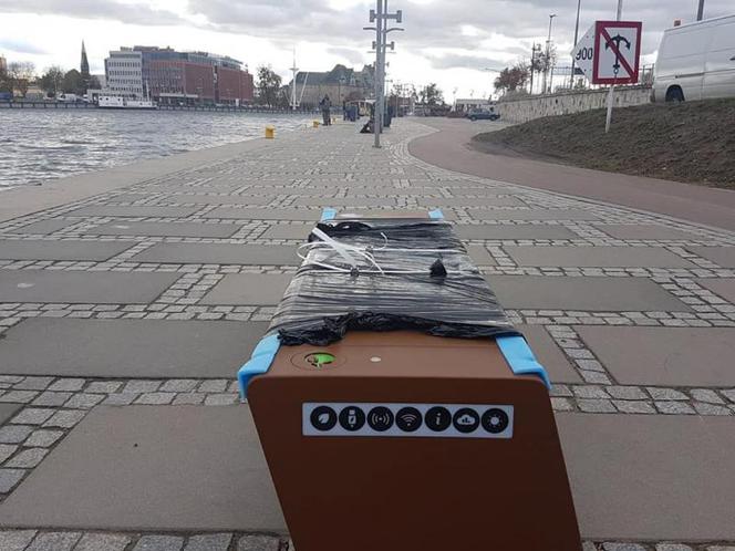 Ławki solarne w Szczecinie zostały zdemolowane przez wandali. Internet został w nich wyłączony
