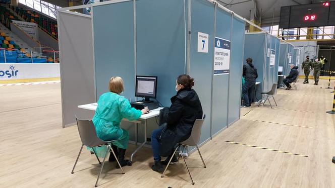 Koronawirus Opolskie. Punkt szczepień masowych zaczyna pracę! Pierwsze szczepienia na Toropolu