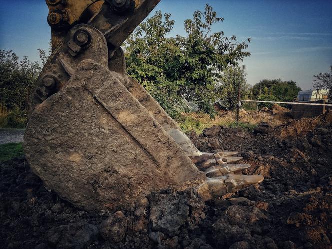 Tragedia w Zambrowie! Ramię koparki zabiło pracownika