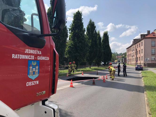 Cieszyn. Zapadł się fragment ulicy Kolejowej. Ogromna dziura!