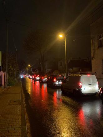 Koronawirus. Śląskie: Tłumy przed cmentarzami! Ludzie chcą zdążyć przed zamknięciem