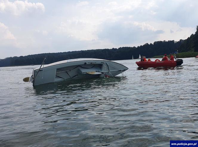 Wywrócona łódka na jeziorze Ukiel